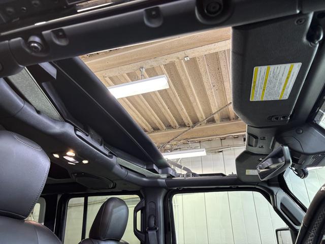 ジープ・ラングラーアンリミテッド サハラ レザーパッケージ/アダプティブクルーズコントロール/純正ナビ/自社買取車/BESTOPサンライダー/スミッティビルトルーフラック/背面ハードタイヤカバー/黒革シート/バックカメラ/ブルートゥース接続(43枚目)