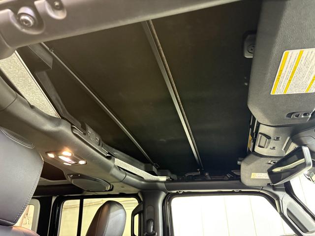 ジープ・ラングラーアンリミテッド サハラ レザーパッケージ/アダプティブクルーズコントロール/純正ナビ/自社買取車/BESTOPサンライダー/スミッティビルトルーフラック/背面ハードタイヤカバー/黒革シート/バックカメラ/ブルートゥース接続(44枚目)