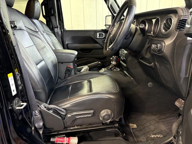 ジープ・ラングラーアンリミテッド サハラ レザーパッケージ/アダプティブクルーズコントロール/純正ナビ/自社買取車/BESTOPサンライダー/スミッティビルトルーフラック/背面ハードタイヤカバー/黒革シート/バックカメラ/ブルートゥース接続(46枚目)