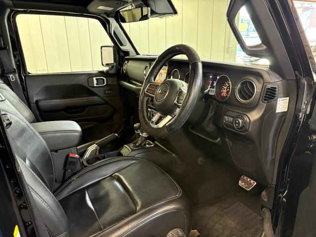 ジープ・ラングラーアンリミテッド サハラ レザーパッケージ/アダプティブクルーズコントロール/純正ナビ/自社買取車/BESTOPサンライダー/スミッティビルトルーフラック/背面ハードタイヤカバー/黒革シート/バックカメラ/ブルートゥース接続(47枚目)