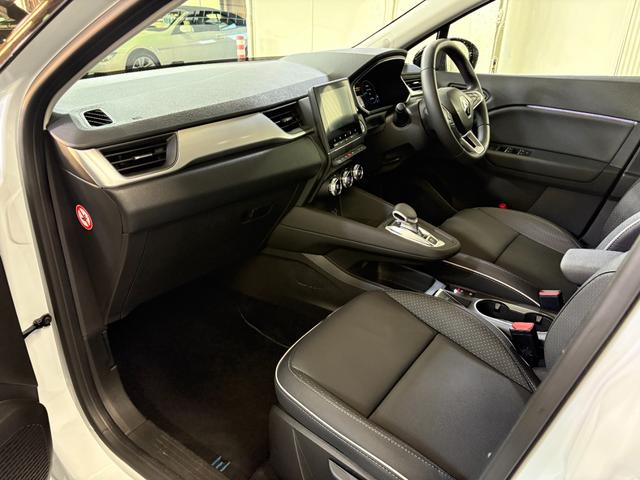 キャプチャー Ｅ－テックハイブリッド　レザーパック　／ワンオーナー／黒革シート／運転席パワーシート／アダプティブクルーズ／３６０度カメラ／自社買取車／ディスプレイオーディオ／アップルカープレイ／ブラインドスポットモニター／ＵＳＢ端子／シートヒーター（25枚目）