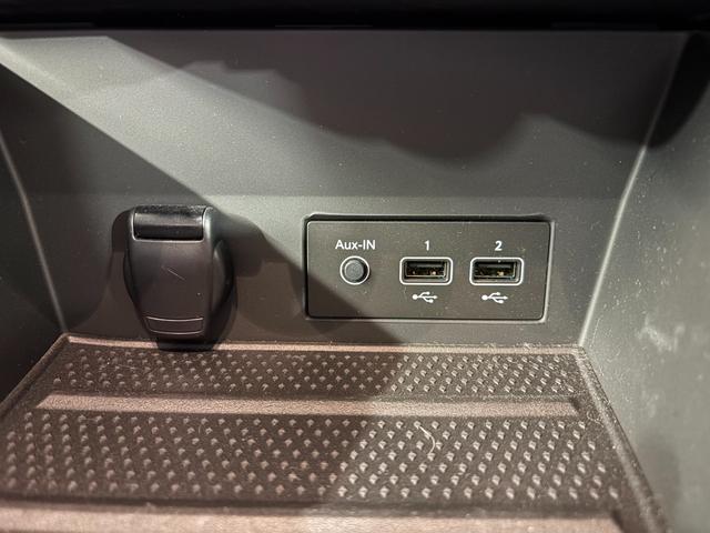 キャプチャー Ｅ－テックハイブリッド　レザーパック　／ワンオーナー／黒革シート／運転席パワーシート／アダプティブクルーズ／３６０度カメラ／自社買取車／ディスプレイオーディオ／アップルカープレイ／ブラインドスポットモニター／ＵＳＢ端子／シートヒーター（35枚目）