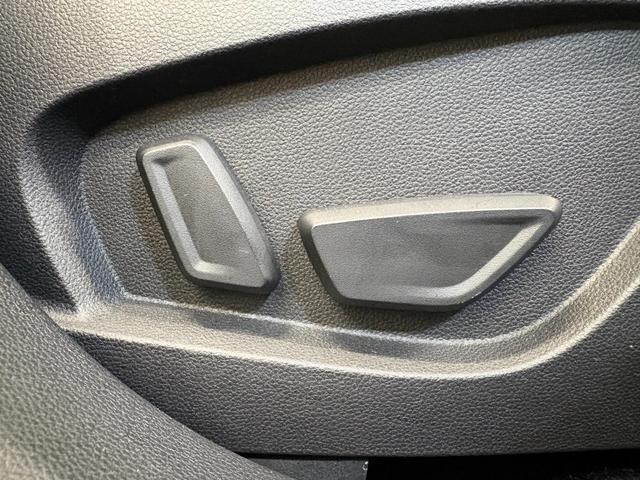 キャプチャー Ｅ－テックハイブリッド　レザーパック　／ワンオーナー／黒革シート／運転席パワーシート／アダプティブクルーズ／３６０度カメラ／自社買取車／ディスプレイオーディオ／アップルカープレイ／ブラインドスポットモニター／ＵＳＢ端子／シートヒーター（45枚目）