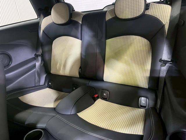 ＭＩＮＩ クーパーＳ　レゾリュート・エディション　／ワンオーナー／ディスプレイオーディオ／アップルカープレイ／ハーフレザー／フロントシートヒーター／ヘッドアップディスプレイ／ミラー型ＥＴＣ／純正１８インチアルミ／専用ボディ色レベルグリーン／自社買取車（11枚目）