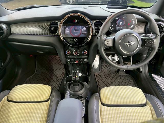 ＭＩＮＩ クーパーＳ　レゾリュート・エディション　／ワンオーナー／ディスプレイオーディオ／アップルカープレイ／ハーフレザー／フロントシートヒーター／ヘッドアップディスプレイ／ミラー型ＥＴＣ／純正１８インチアルミ／専用ボディ色レベルグリーン／自社買取車（12枚目）