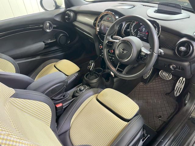 ＭＩＮＩ クーパーＳ　レゾリュート・エディション　／ワンオーナー／ディスプレイオーディオ／アップルカープレイ／ハーフレザー／フロントシートヒーター／ヘッドアップディスプレイ／ミラー型ＥＴＣ／純正１８インチアルミ／専用ボディ色レベルグリーン／自社買取車（16枚目）