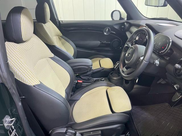 ＭＩＮＩ クーパーＳ　レゾリュート・エディション　／ワンオーナー／ディスプレイオーディオ／アップルカープレイ／ハーフレザー／フロントシートヒーター／ヘッドアップディスプレイ／ミラー型ＥＴＣ／純正１８インチアルミ／専用ボディ色レベルグリーン／自社買取車（17枚目）