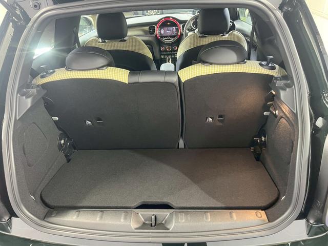 ＭＩＮＩ クーパーＳ　レゾリュート・エディション　／ワンオーナー／ディスプレイオーディオ／アップルカープレイ／ハーフレザー／フロントシートヒーター／ヘッドアップディスプレイ／ミラー型ＥＴＣ／純正１８インチアルミ／専用ボディ色レベルグリーン／自社買取車（20枚目）