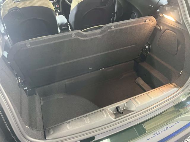 ＭＩＮＩ クーパーＳ　レゾリュート・エディション　／ワンオーナー／ディスプレイオーディオ／アップルカープレイ／ハーフレザー／フロントシートヒーター／ヘッドアップディスプレイ／ミラー型ＥＴＣ／純正１８インチアルミ／専用ボディ色レベルグリーン／自社買取車（22枚目）