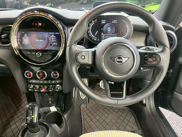 ＭＩＮＩ クーパーＳ　レゾリュート・エディション　／ワンオーナー／ディスプレイオーディオ／アップルカープレイ／ハーフレザー／フロントシートヒーター／ヘッドアップディスプレイ／ミラー型ＥＴＣ／純正１８インチアルミ／専用ボディ色レベルグリーン／自社買取車（28枚目）