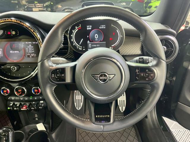 ＭＩＮＩ クーパーＳ　レゾリュート・エディション　／ワンオーナー／ディスプレイオーディオ／アップルカープレイ／ハーフレザー／フロントシートヒーター／ヘッドアップディスプレイ／ミラー型ＥＴＣ／純正１８インチアルミ／専用ボディ色レベルグリーン／自社買取車（29枚目）
