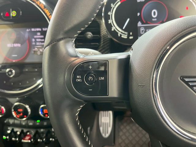 ＭＩＮＩ クーパーＳ　レゾリュート・エディション　／ワンオーナー／ディスプレイオーディオ／アップルカープレイ／ハーフレザー／フロントシートヒーター／ヘッドアップディスプレイ／ミラー型ＥＴＣ／純正１８インチアルミ／専用ボディ色レベルグリーン／自社買取車（30枚目）