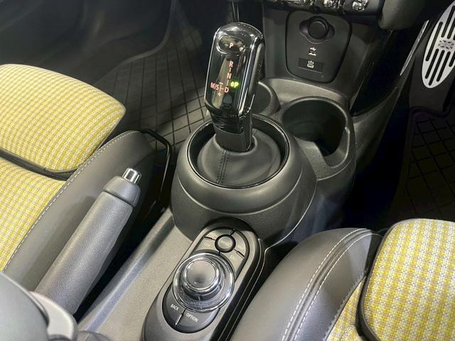 ＭＩＮＩ クーパーＳ　レゾリュート・エディション　／ワンオーナー／ディスプレイオーディオ／アップルカープレイ／ハーフレザー／フロントシートヒーター／ヘッドアップディスプレイ／ミラー型ＥＴＣ／純正１８インチアルミ／専用ボディ色レベルグリーン／自社買取車（34枚目）