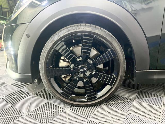 ＭＩＮＩ クーパーＳ　レゾリュート・エディション　／ワンオーナー／ディスプレイオーディオ／アップルカープレイ／ハーフレザー／フロントシートヒーター／ヘッドアップディスプレイ／ミラー型ＥＴＣ／純正１８インチアルミ／専用ボディ色レベルグリーン／自社買取車（56枚目）