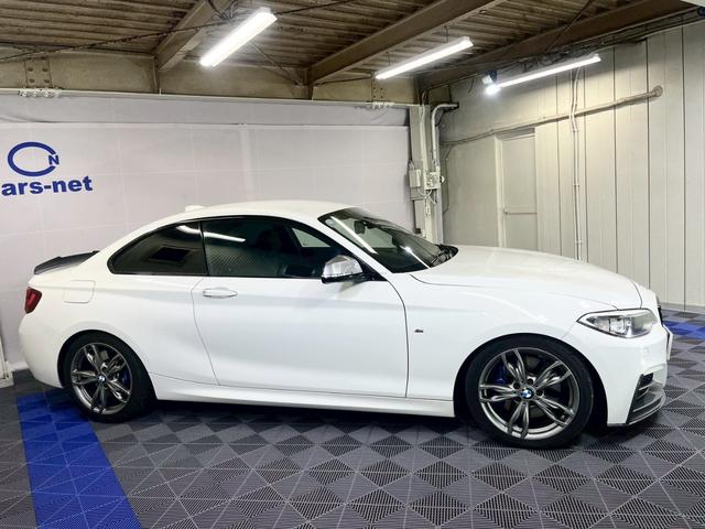 2シリーズ M235iクーペ /純正ナビ地デジ/バックカメラ/パドルシフト/カーボン調フロントアンダースポイラー/カーボン調リヤトランクスポイラー/ハーマンカードンサウンド/ルームミラー内蔵ETC/純正18インチアルミ/自社買取車(8枚目)