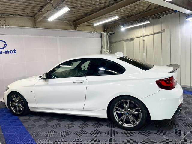 2シリーズ M235iクーペ /純正ナビ地デジ/バックカメラ/パドルシフト/カーボン調フロントアンダースポイラー/カーボン調リヤトランクスポイラー/ハーマンカードンサウンド/ルームミラー内蔵ETC/純正18インチアルミ/自社買取車(9枚目)