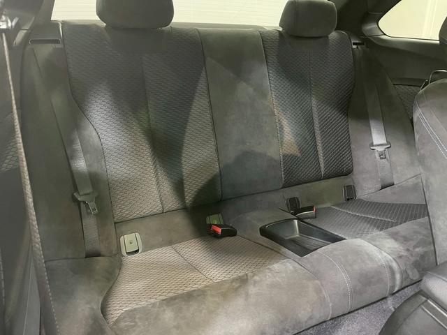 2シリーズ M235iクーペ /純正ナビ地デジ/バックカメラ/パドルシフト/カーボン調フロントアンダースポイラー/カーボン調リヤトランクスポイラー/ハーマンカードンサウンド/ルームミラー内蔵ETC/純正18インチアルミ/自社買取車(11枚目)