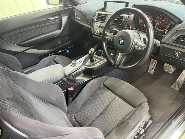 2シリーズ M235iクーペ /純正ナビ地デジ/バックカメラ/パドルシフト/カーボン調フロントアンダースポイラー/カーボン調リヤトランクスポイラー/ハーマンカードンサウンド/ルームミラー内蔵ETC/純正18インチアルミ/自社買取車(16枚目)