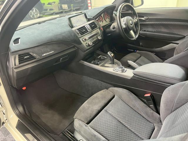 2シリーズ M235iクーペ /純正ナビ地デジ/バックカメラ/パドルシフト/カーボン調フロントアンダースポイラー/カーボン調リヤトランクスポイラー/ハーマンカードンサウンド/ルームミラー内蔵ETC/純正18インチアルミ/自社買取車(24枚目)