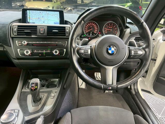 2シリーズ M235iクーペ /純正ナビ地デジ/バックカメラ/パドルシフト/カーボン調フロントアンダースポイラー/カーボン調リヤトランクスポイラー/ハーマンカードンサウンド/ルームミラー内蔵ETC/純正18インチアルミ/自社買取車(26枚目)