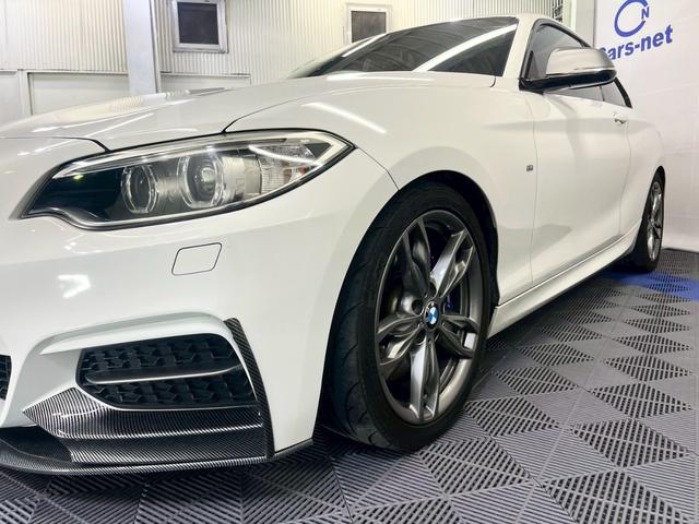 2シリーズ M235iクーペ /純正ナビ地デジ/バックカメラ/パドルシフト/カーボン調フロントアンダースポイラー/カーボン調リヤトランクスポイラー/ハーマンカードンサウンド/ルームミラー内蔵ETC/純正18インチアルミ/自社買取車(35枚目)