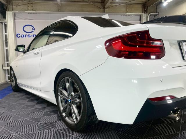 2シリーズ M235iクーペ /純正ナビ地デジ/バックカメラ/パドルシフト/カーボン調フロントアンダースポイラー/カーボン調リヤトランクスポイラー/ハーマンカードンサウンド/ルームミラー内蔵ETC/純正18インチアルミ/自社買取車(39枚目)