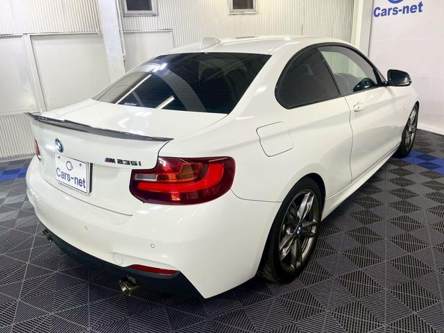 2シリーズ M235iクーペ /純正ナビ地デジ/バックカメラ/パドルシフト/カーボン調フロントアンダースポイラー/カーボン調リヤトランクスポイラー/ハーマンカードンサウンド/ルームミラー内蔵ETC/純正18インチアルミ/自社買取車(42枚目)