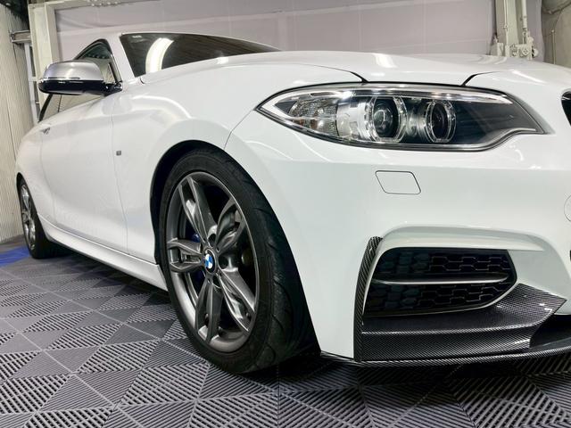 2シリーズ M235iクーペ /純正ナビ地デジ/バックカメラ/パドルシフト/カーボン調フロントアンダースポイラー/カーボン調リヤトランクスポイラー/ハーマンカードンサウンド/ルームミラー内蔵ETC/純正18インチアルミ/自社買取車(45枚目)