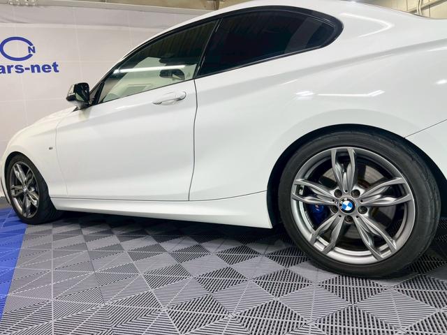 2シリーズ M235iクーペ /純正ナビ地デジ/バックカメラ/パドルシフト/カーボン調フロントアンダースポイラー/カーボン調リヤトランクスポイラー/ハーマンカードンサウンド/ルームミラー内蔵ETC/純正18インチアルミ/自社買取車(55枚目)