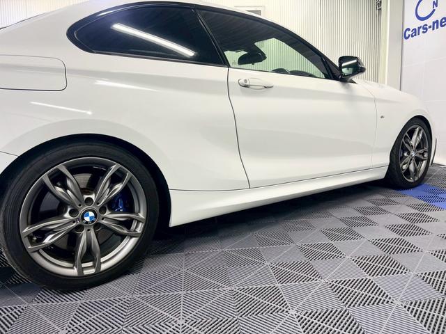 2シリーズ M235iクーペ /純正ナビ地デジ/バックカメラ/パドルシフト/カーボン調フロントアンダースポイラー/カーボン調リヤトランクスポイラー/ハーマンカードンサウンド/ルームミラー内蔵ETC/純正18インチアルミ/自社買取車(56枚目)