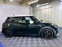 ＭＩＮＩ クーパーＳ　レゾリュート・エディション　／ワンオーナー／ディスプレイオーディオ／アップルカープレイ／ハーフレザー／フロントシートヒーター／ヘッドアップディスプレイ／ミラー型ＥＴＣ／純正１８インチアルミ／専用ボディ色レベルグリーン／自社買取車（8枚目）