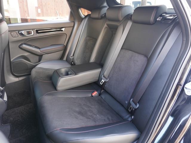 【後部座席】膝まわりや足元にゆとりのスペースを確保した後席。週末の遠出の際にも、ゆったりとした姿勢で快適に過ごせます。