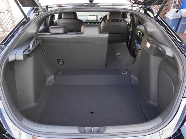 【多彩なシートアレンジ　片席倒し】リアシートを片側倒すと長物も運べます。Ｕ−Ｓｅｌｅｃｔ交野までお越しください。