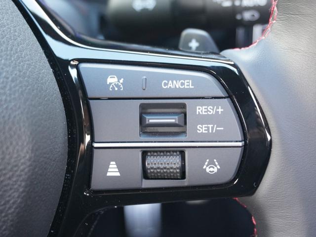 【アダプティブクルーズコントロール】ステアリングのスイッチを操作するとミリ波レーダーで先行車との距離を測定。設定を適切に保ちながら加速・減速、さらに停止まで自動に追従します。