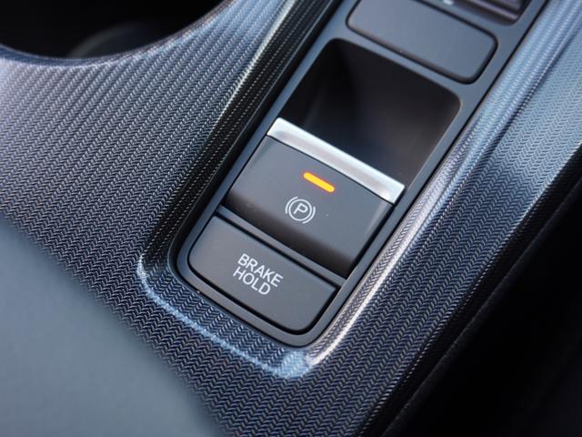 【オートブレーキホールド】信号待ちや渋滞で停車時にブレーキから足を離しても、停止状態を保持してくれます。前進するときはアクセルを踏めば自動で解除されるので安心