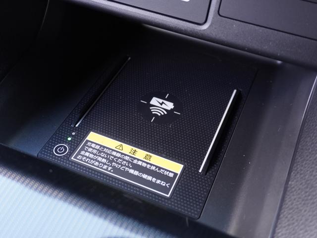 【ワイヤレス充電器】Ｑｉ（チー）規格対応のワイヤレス充電器が搭載されております。ケーブルを抜き差しせずに快適にスマホ充電いただけます。