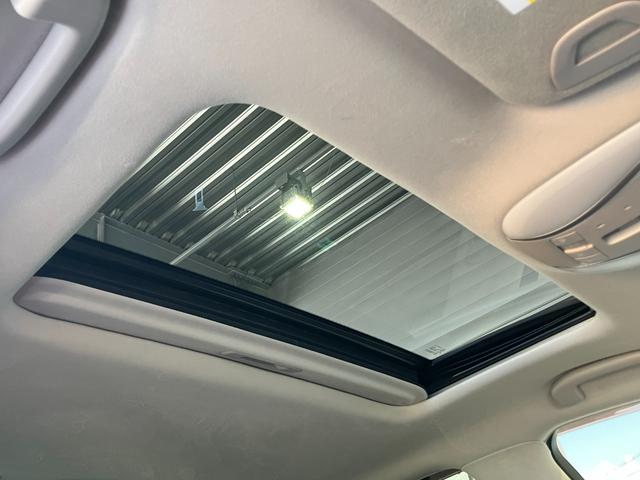 シーマ ハイブリッド　ＶＩＰ　Ｇ　ＢＯＳＥサウンド・純正ナビ・Ｂｌｕｅｔｏｏｔｈオーディオ・フルセグ・アラウンドビューモニター・サンルーフ・本革シート・エアーシート・シートヒーター・リアモニター・リアサンシェード・コーナーセンサー・（9枚目）