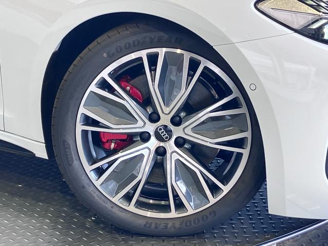 Ｓ５ ベースグレード　ライティング　パッケージ・ラグジュアリーパッケージ　Ｓ　ファインナッパレザー・ダーク　Ａｕｄｉ　ｒｉｎｇｓ　＆　ブラックスタイリングパッケージ・ファインナッパレザー・カラードブレーキキャリパー　レッド（37枚目）