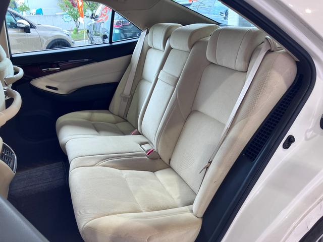 クラウンハイブリッド ロイヤルサルーン　プリクラッシュセーフティー・レーダークルーズコントロール・コーナーセンサー・純正ＳＤナビ・Ｂｌｕｅｔｏｏｔｈオーディオ・フルセグ・Ｂカメラ・ＬＥＤオートライト・ドラレコ・パワーシート・シートヒーター・（64枚目）