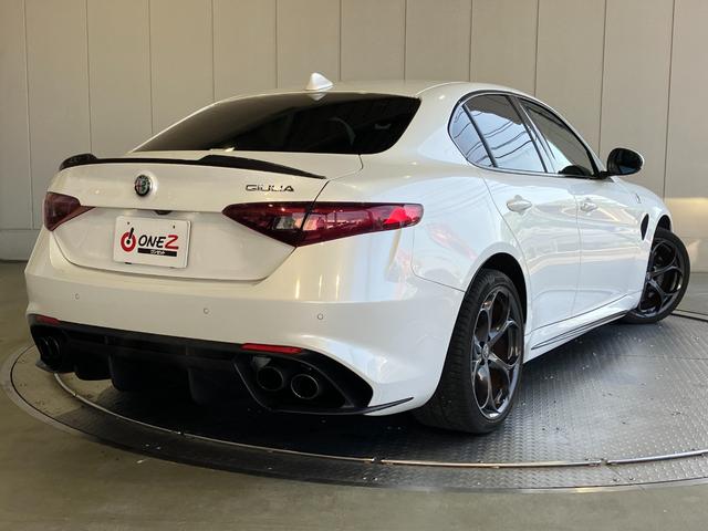 ジュリア クアドリフォリオ 純正8.8インチディスプレイオーディオ・Bカメラ・Bluetoothオーディオ・ハーマンカードン音響システム・レーダークルーズコントロール・ブラインドスポットモニター・コーナーセンサー・パドルシフト・(3枚目)