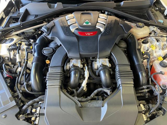 ジュリア クアドリフォリオ 純正8.8インチディスプレイオーディオ・Bカメラ・Bluetoothオーディオ・ハーマンカードン音響システム・レーダークルーズコントロール・ブラインドスポットモニター・コーナーセンサー・パドルシフト・(20枚目)