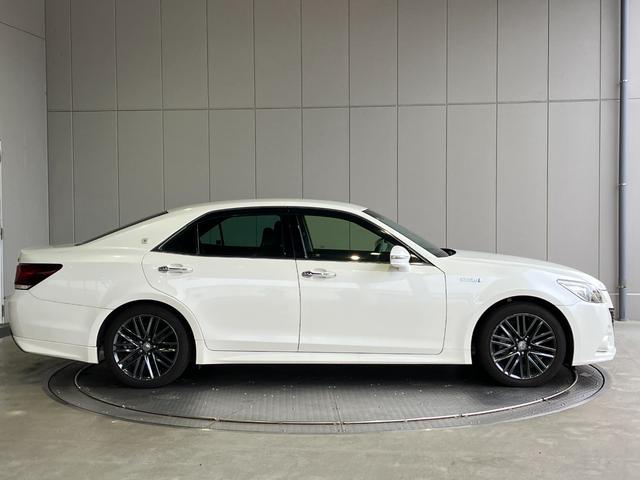 クラウンハイブリッド アスリートＳ　ブラックスタイル　純正１８インチブラックスパッタリングＡＷ・プリクラッシュセーフティー・レーダークルーズコントロール・コーナーセンサー・純正ＨＤＤナビＢｌｕｅｔｏｏｔｈオーディオ・フルセグ・Ｂカメラ・ＨＩＤオートライト（33枚目）