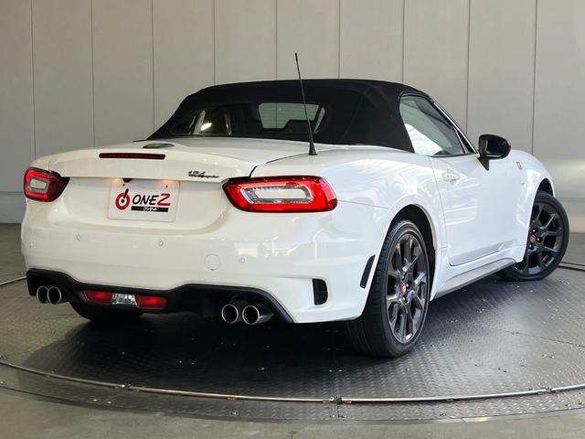 アバルト１２４ スパイダー ベースグレード　６ＭＴ・ワンオーナー・ターボ・外エアクリ・赤黒コンビ革シート・純正ＳＤナビ・フルセグ・ＢｌｕｅｔｏｏｔｈオーディオＢカメラ・クルーズコントロール・ＤＶＤプレーヤー・コーナーセンサー・ＥＴＣ・１７インチ（3枚目）