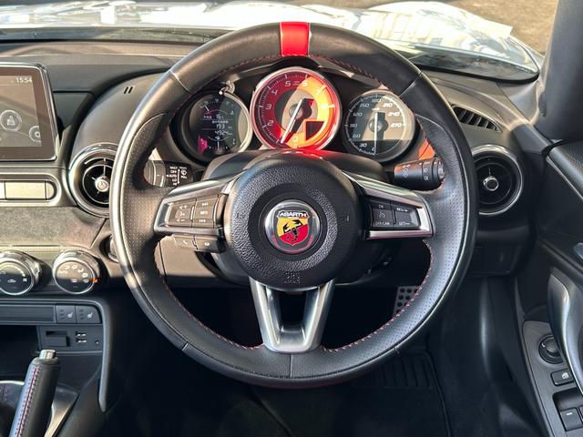 アバルト１２４ スパイダー ベースグレード　６ＭＴ・ワンオーナー・ターボ・外エアクリ・赤黒コンビ革シート・純正ＳＤナビ・フルセグ・ＢｌｕｅｔｏｏｔｈオーディオＢカメラ・クルーズコントロール・ＤＶＤプレーヤー・コーナーセンサー・ＥＴＣ・１７インチ（14枚目）