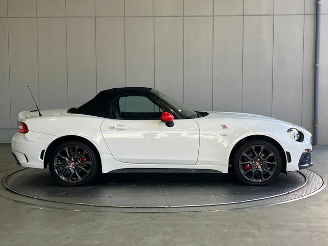 アバルト１２４ スパイダー ベースグレード　６ＭＴ・ワンオーナー・ターボ・外エアクリ・赤黒コンビ革シート・純正ＳＤナビ・フルセグ・ＢｌｕｅｔｏｏｔｈオーディオＢカメラ・クルーズコントロール・ＤＶＤプレーヤー・コーナーセンサー・ＥＴＣ・１７インチ（33枚目）