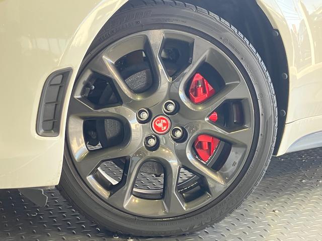 アバルト１２４ スパイダー ベースグレード　６ＭＴ・ワンオーナー・ターボ・外エアクリ・赤黒コンビ革シート・純正ＳＤナビ・フルセグ・ＢｌｕｅｔｏｏｔｈオーディオＢカメラ・クルーズコントロール・ＤＶＤプレーヤー・コーナーセンサー・ＥＴＣ・１７インチ（48枚目）