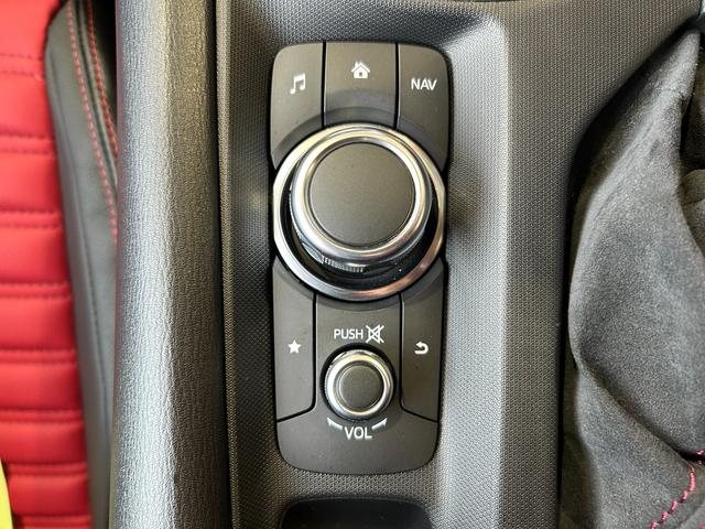 アバルト１２４ スパイダー ベースグレード　６ＭＴ・ワンオーナー・ターボ・外エアクリ・赤黒コンビ革シート・純正ＳＤナビ・フルセグ・ＢｌｕｅｔｏｏｔｈオーディオＢカメラ・クルーズコントロール・ＤＶＤプレーヤー・コーナーセンサー・ＥＴＣ・１７インチ（68枚目）