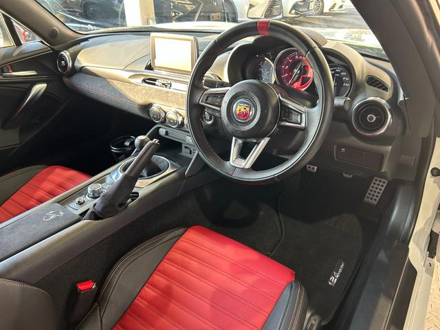 アバルト１２４ スパイダー ベースグレード　６ＭＴ・ワンオーナー・ターボ・外エアクリ・赤黒コンビ革シート・純正ＳＤナビ・フルセグ・ＢｌｕｅｔｏｏｔｈオーディオＢカメラ・クルーズコントロール・ＤＶＤプレーヤー・コーナーセンサー・ＥＴＣ・１７インチ（72枚目）