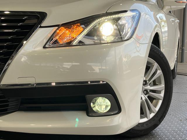 クラウンハイブリッド ロイヤルサルーン プリクラッシュセーフティー・レーダークルーズコントロール・コーナーセンサー・パワーシート・シートヒーター・オートディスチャージライト・純正HDDナビ・Bluetoothオーディオ・フルセグ・Bカメラ・(4枚目)