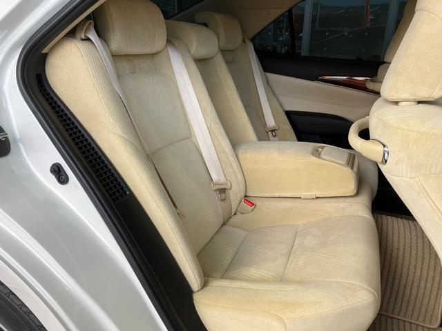 クラウンハイブリッド ロイヤルサルーン プリクラッシュセーフティー・レーダークルーズコントロール・コーナーセンサー・パワーシート・シートヒーター・オートディスチャージライト・純正HDDナビ・Bluetoothオーディオ・フルセグ・Bカメラ・(18枚目)